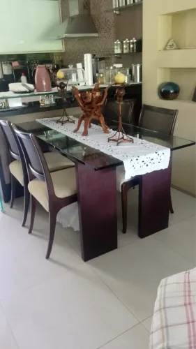 GRAVATÁ - PE / MESA DE JANTAR BASE MADEIRA, TAMPO DE VIDRO + 4 CADEIRAS