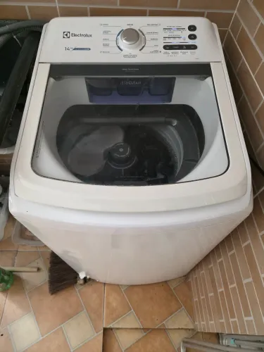 Maquina de lavar Electrolux c/defeito no pé