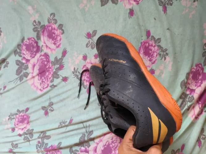 Tênis futsal no precinho