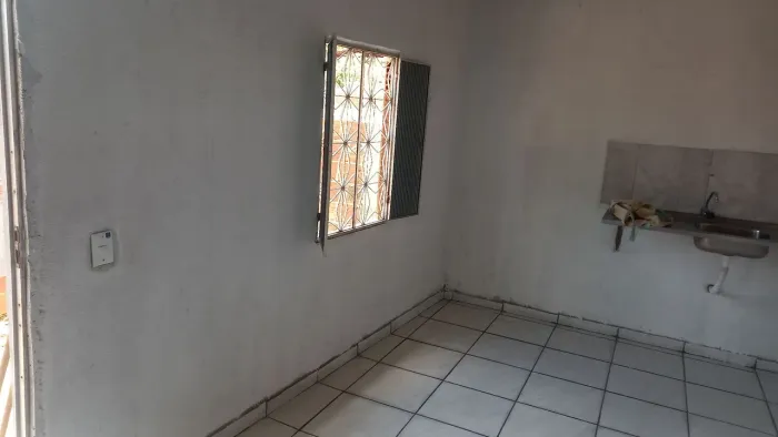 Vende-se terreno todo murado