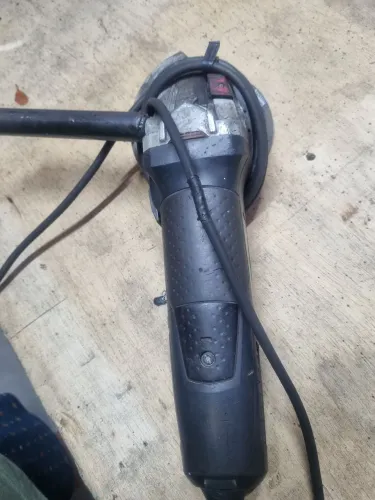 Máscara de solda, esmerilhadeira e suporte