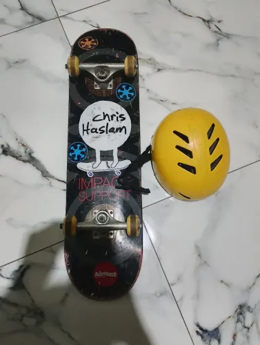 Skate com capacete