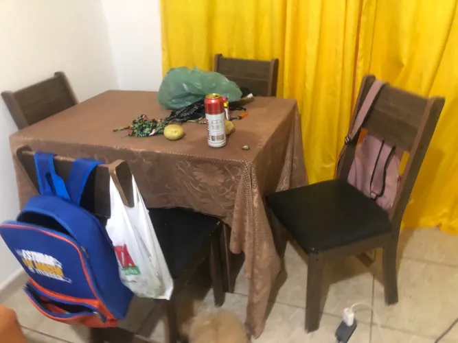 Mesa com quatro cadeira