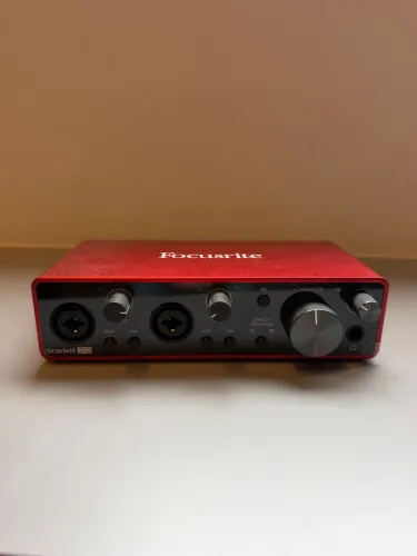 Focusrite Scarlett 2i2 3ª Geração - Interface de Áudio USB - Zerada