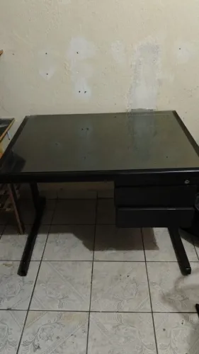 Mesa de Escritório Preta com Tampo de Vidro e Gaveteiro