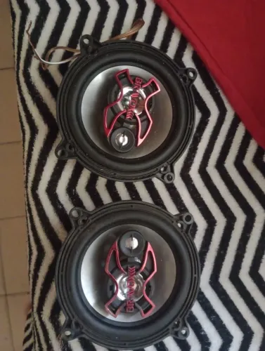 Vende se um par de boca de som 
