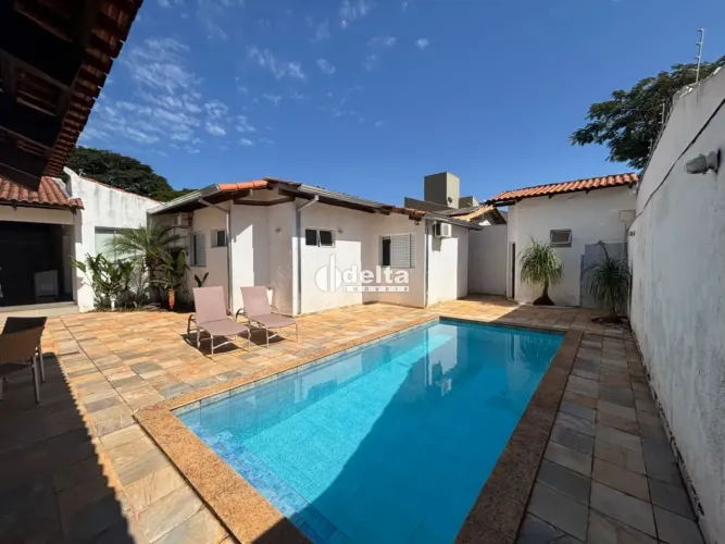 Casa residencial com 4 suítes disponível para locação e venda no bairro Jardim Karaíba em 