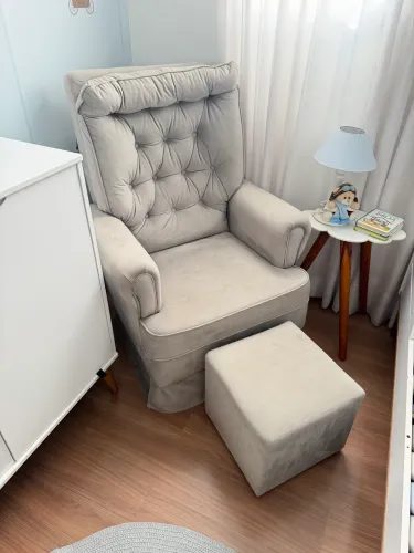 Poutrona de amamentação com puff de apoio de pé