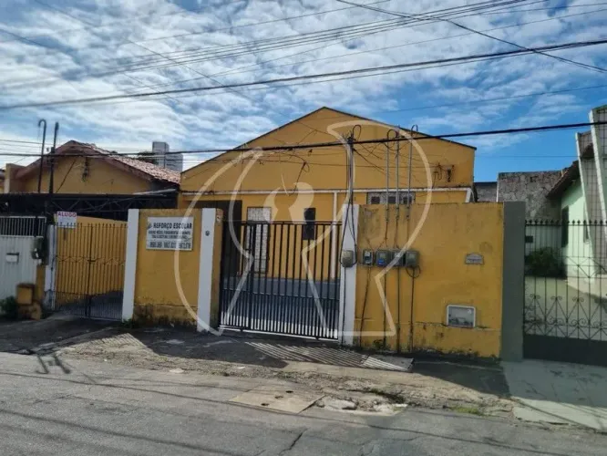 Casa residencial com 6 kitinetes (1 desculpado), gerando uma renda de R$ 3.500,00 à venda