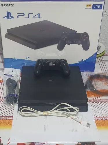 Ps4 slim 1 tera na caixa nota fiscal 1 controle 50 jogos Fifa 26 pes 26
