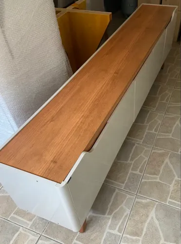 Rack com detalhe em madeira