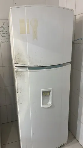 Vendo ou troco por outra geladeira menor.