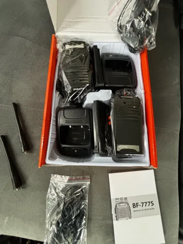 Kit 2 (par) rádio comunicador Baofeng BF-777S