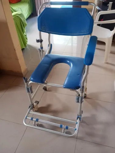 Cadeira de banho de alumínio. Obs: um braço solto.