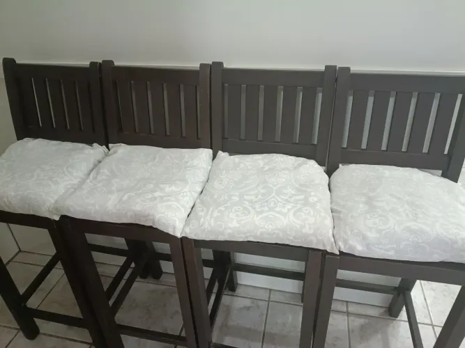 Banquetas de madeira para bar ou bancada
