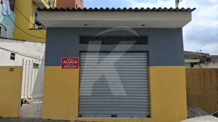 Salão comercial medindo 30 m² com banheiro e porta de aço.