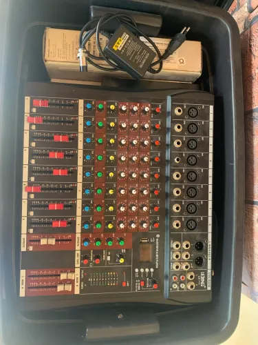 Mesa de Som 8 Canais com USB, Bluetooth e Efeitos - Excelente Estado