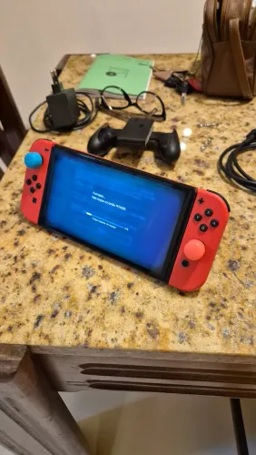 Nitendo switch oled mario red edition + case zelda (vem com caixa e peças originais)