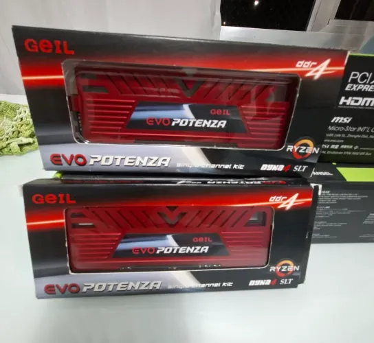 Memória RAM DDR4 (2X8Gb) - Geil Evo Potenza cor vermelha