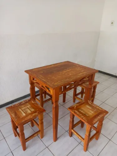 Mesa com 4 banquinhos em madeira maciça peroba rosa com lindo acabamento 