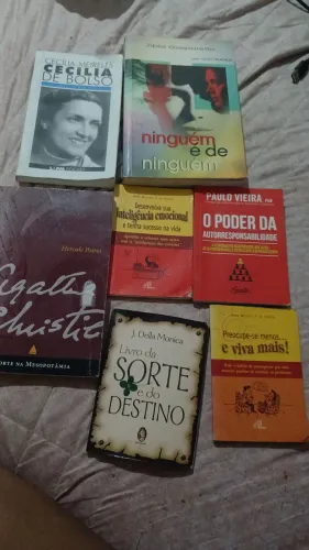 Diversos livros semi novos , bom estado