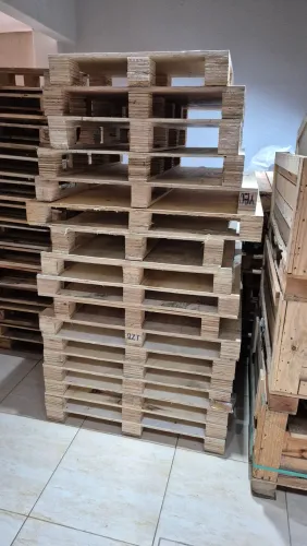 Pallets seminovos compensado medidas a partir de 1mt por 0.80 centímetros, entregamos. 