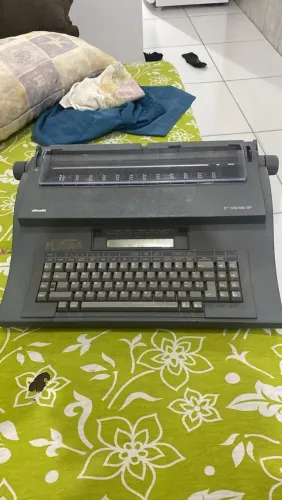 Máquina de escrever eletrônica 