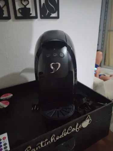 Cafeteira 3 coração com suporte contendo 34 cápsulas