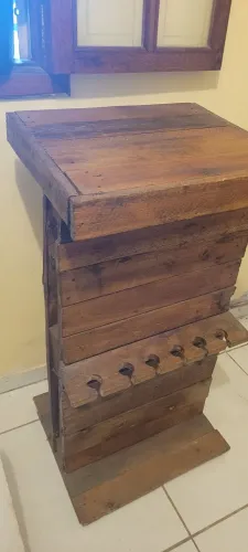 Mesa rústica para som com suporte para microfones 