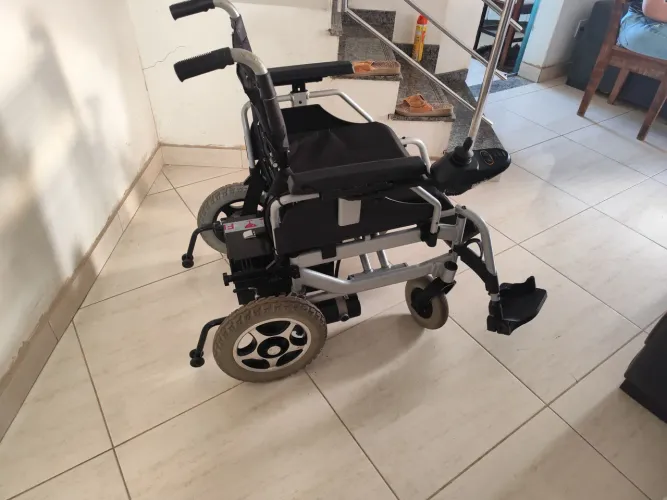 Cadeira de Rodas Motorizada em Alumínio Dobrável até 135 Kg