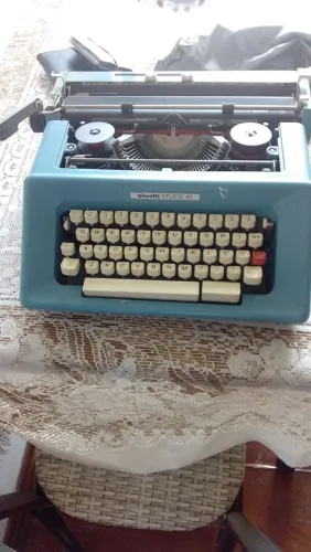 Máquina de Escrever OLIVETTI