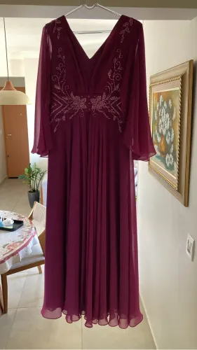 Vestido de casamento longo fuscia bordado