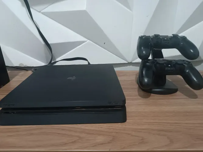 Playstation 4 slim + 2 controles