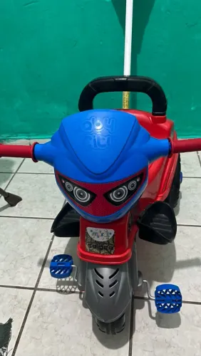 Vende-se triciclo para criança de 1 ano até 4 anos