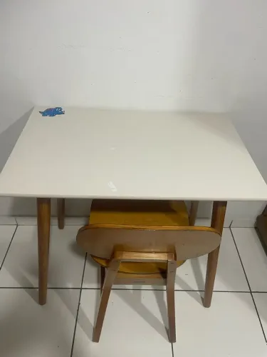 Mesa com cadeira