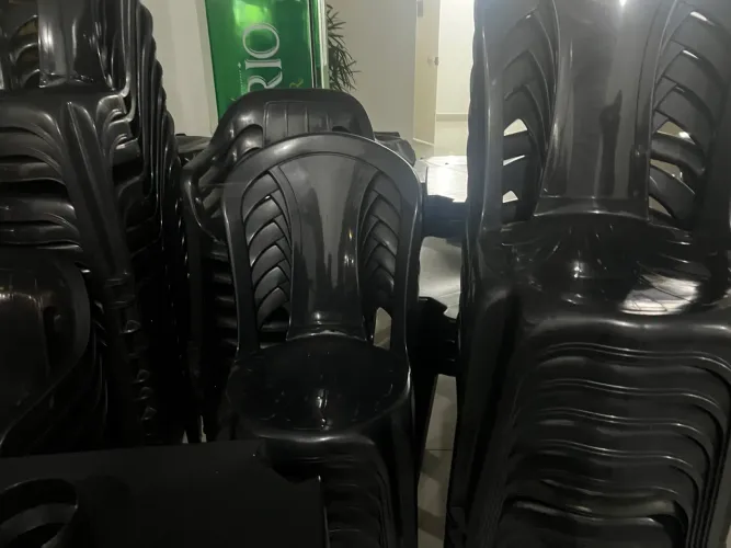 Mesa de plástico para bar com 4 cadeiras 