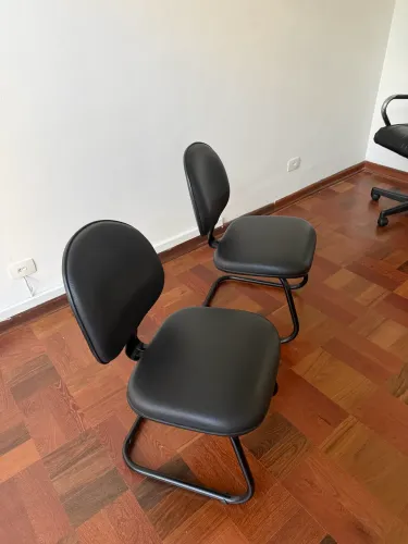 Duas cadeiras para atendimento