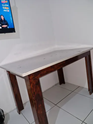 Mesa de jantar em bom estado