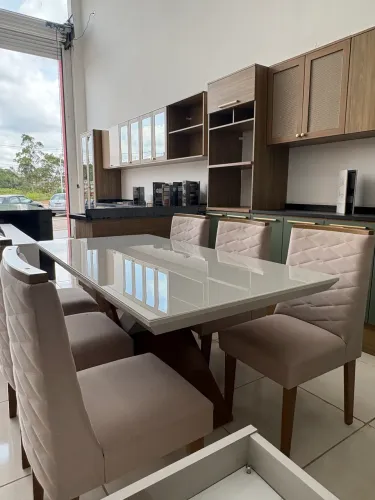 Mesa com 6 cadeiras em MDF com vidro laqueado