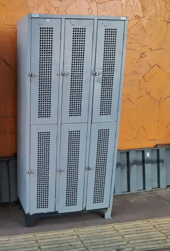 Armário roupeiro de aço com 6 portas teladas - aço reforçado