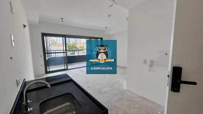 Studio 40m2 novo, no contra piso, 1 vaga, varanda, gás, instal. ar cond., aceita Airbnb.
