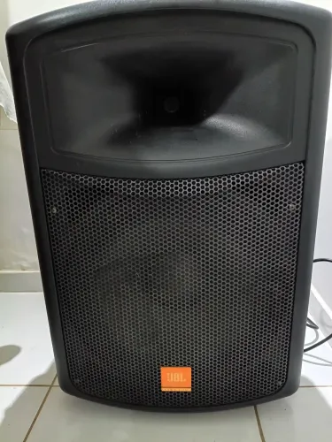 Caixa amplificada JBL