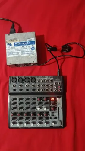 Mesa de som Xenix 1202 Behringer 8 canais.