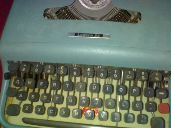 Máquina de escrever Olivetti Lettera 22, na maleta original de transporte