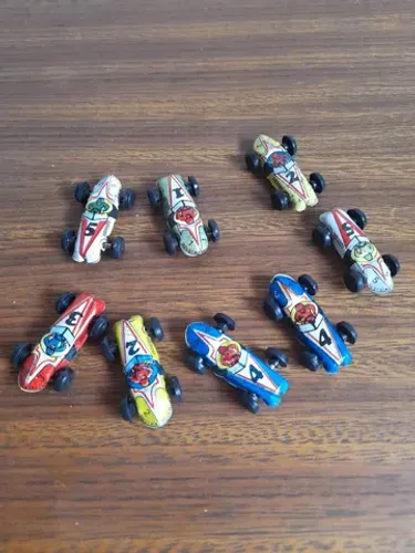 Miniaturas de carrinhos antigos de lata