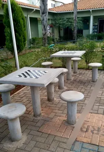 Mesa em concreto com tabuleiro para xadrez/damas e 04 banquetas