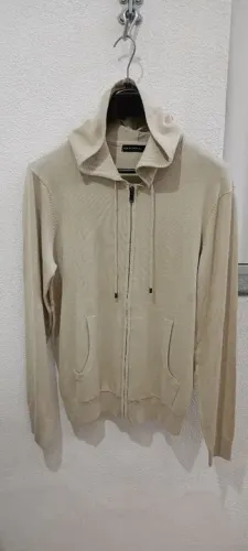 Blusa tricô frio com capuz, linda, sem uso.