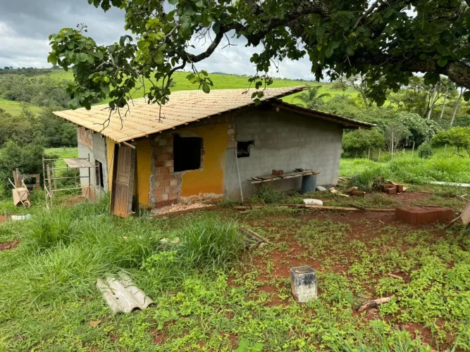 Casa em construção no portal serra azul 