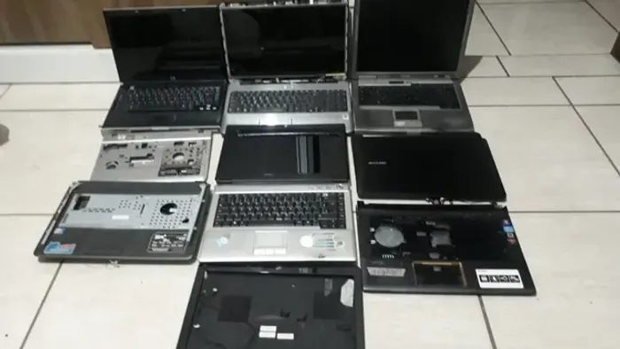 Carcaças e peças Notebooks juntos ou separados a partir de 50,00 - 1305