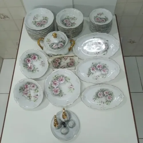 Aparelho de Jantar 48 peças, em porcelana pintada a mão filetada em ouro serve 12 pessoas